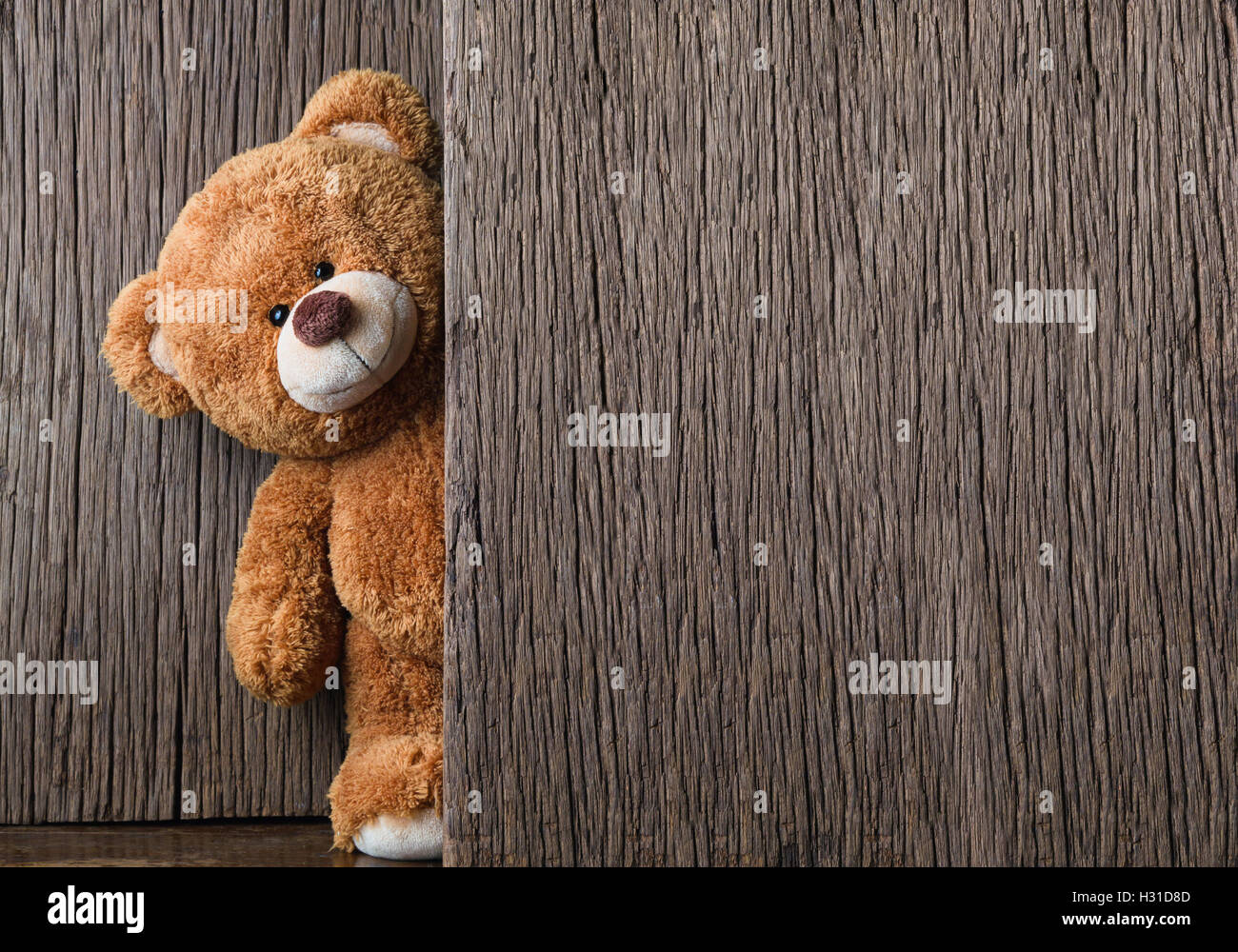 Simpatici orsetti su uno sfondo di legno vecchio con spazio di copia Foto Stock