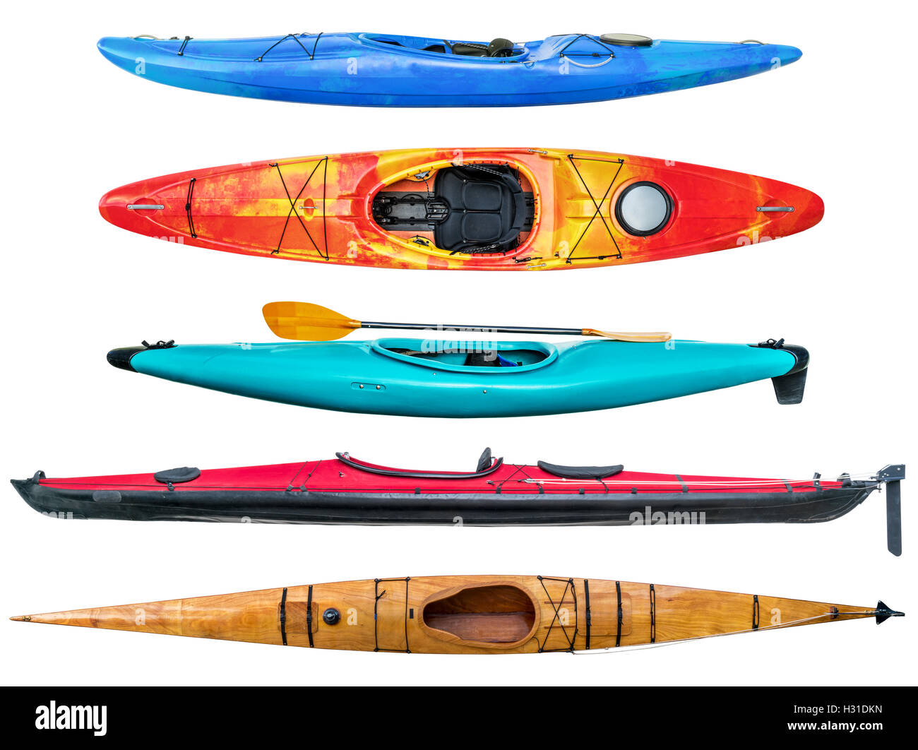 Una collezione di mare e whitewater kayak isolato su bianco Foto Stock