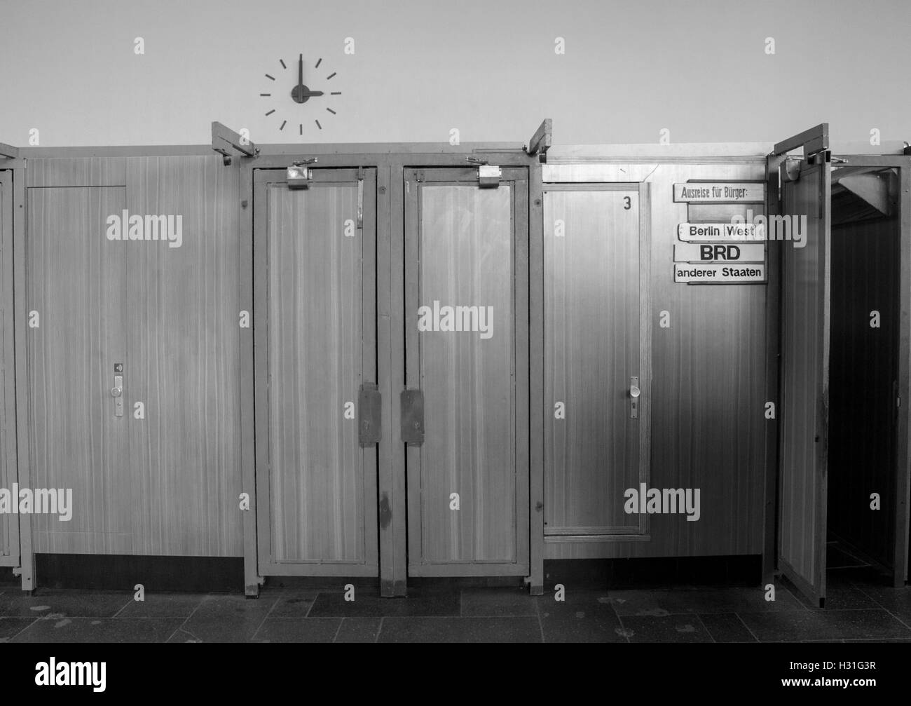 Palazzo Tranenpalast di lacrime RDT del muro di Berlino in mostra ex valico di frontiera di controllo passaporto porte segno con 'Ci Foto Stock