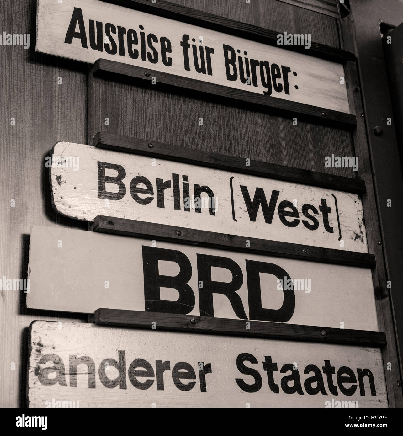 Palazzo Tränenpalast di lacrime RDT del muro di Berlino in mostra ex valico di frontiera di controllo passaporto porte segno con 'Ci Foto Stock