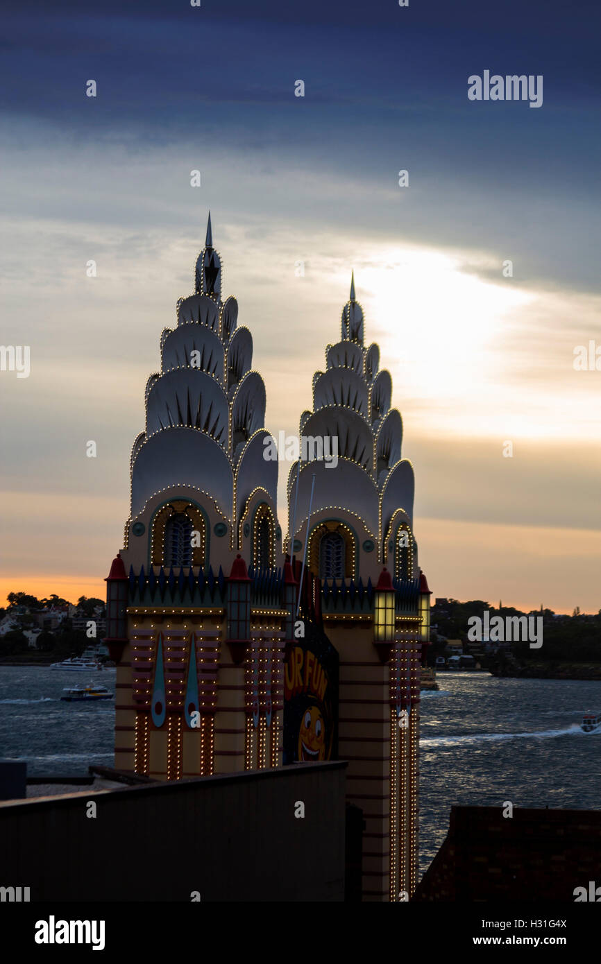 Il Luna Park di due torri di ingresso al tramonto con vista sul porto Milsons Point North Shore Sydney New South Wales NSW Australia Foto Stock