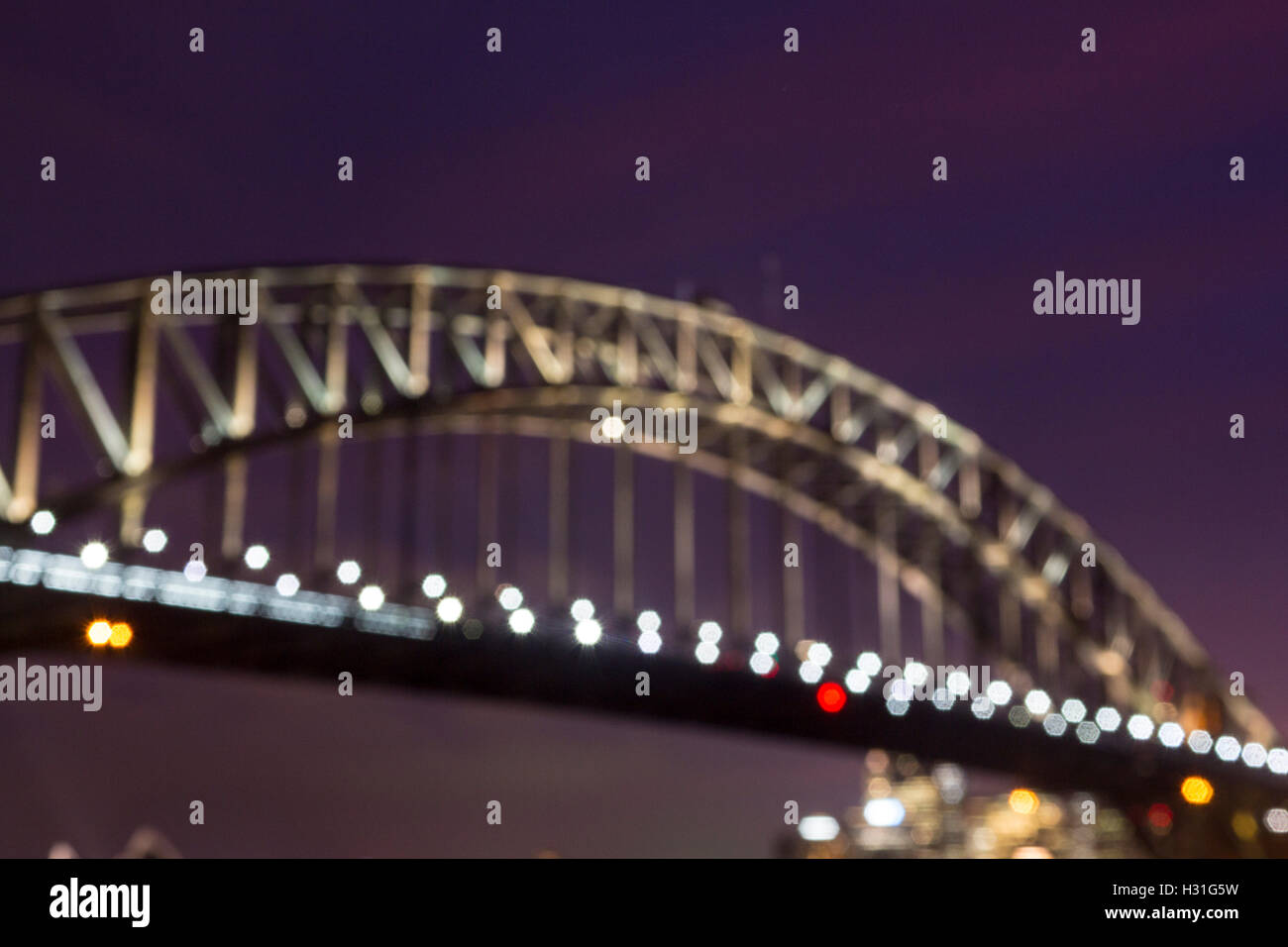 Il Sydney Harbour Bridge di notte il crepuscolo crepuscolo sfocato fuori fuoco sfocati luci astratta Sydney New South Wales NSW Australia Foto Stock