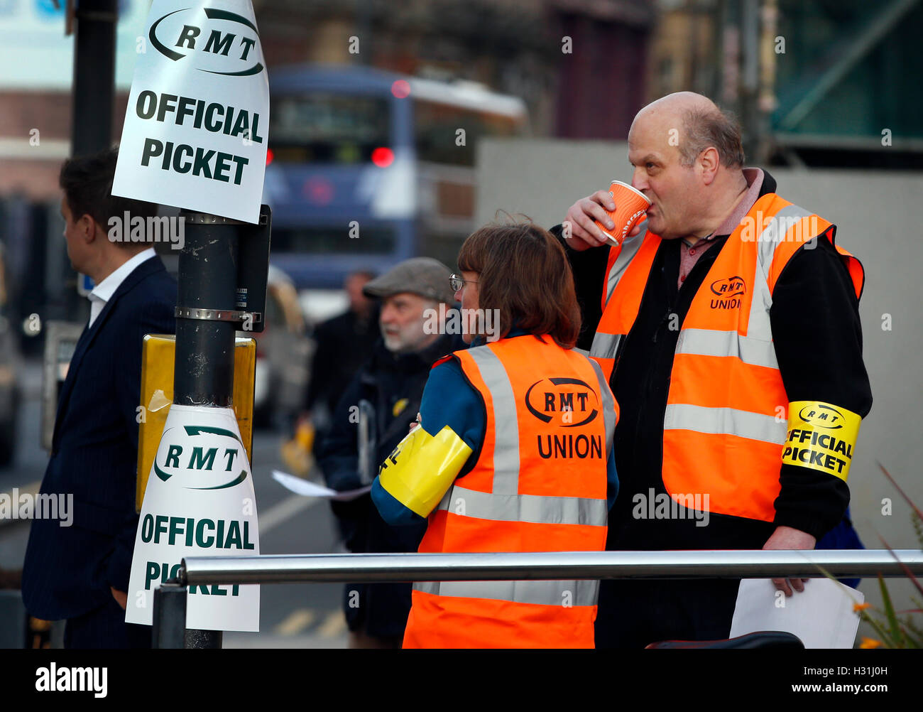 Membri della RMT unione picket a Leeds Station come essi lo stadio a 24 ore di sciopero oggi in una lunga controversia su posti di lavoro. Foto Stock