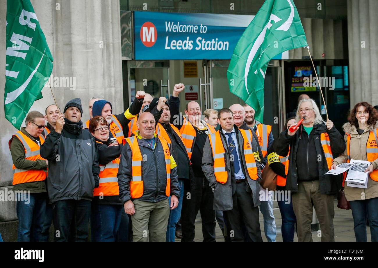 Membri della RMT unione picket a Leeds Station come essi lo stadio a 24 ore di sciopero oggi in una lunga controversia su posti di lavoro. Foto Stock