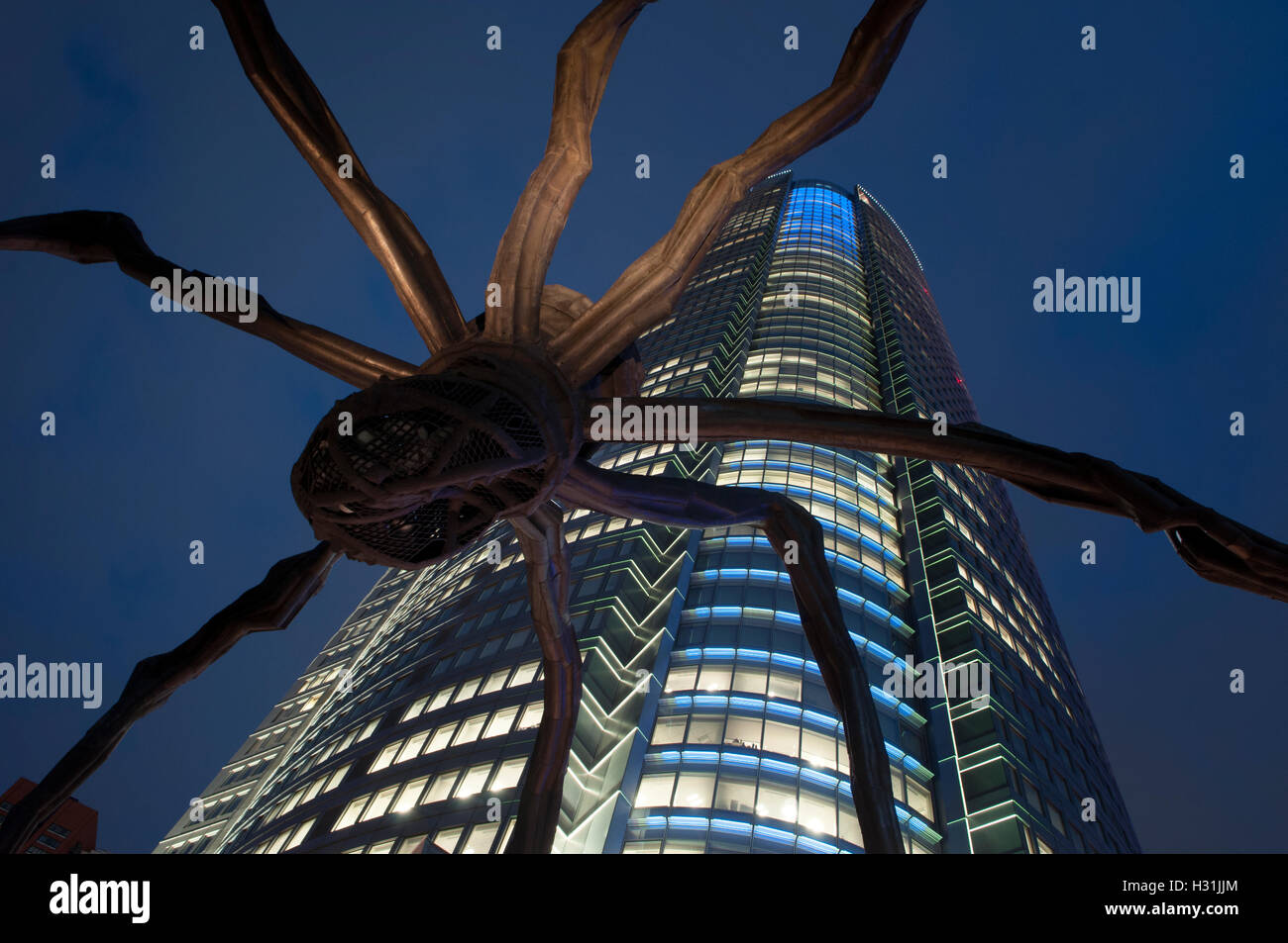 Maman ragno gigante scultura ( 2003) da Louise Bourgeois di fronte Mori Tower a Roppongi Hills si trova nel quartiere di Roppongi di Minato, Tokyo Foto Stock