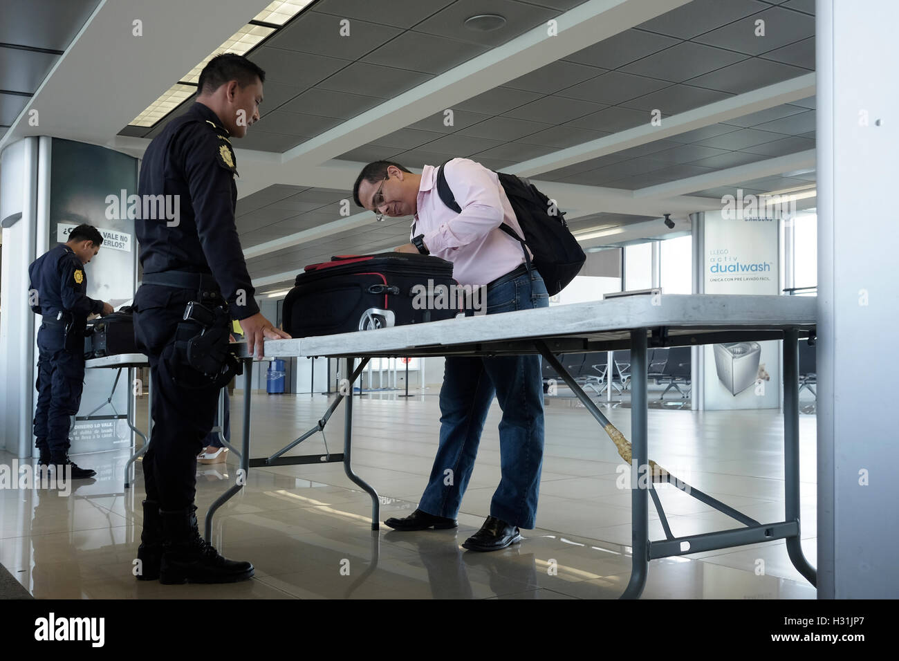 Un passeggero che viene controllato fino in punto di controllo di sicurezza prima di entrare in volo gate di partenza presso La Aurora dall'Aeroporto Internazionale di Città del Guatemala in Guatemala America centrale Foto Stock