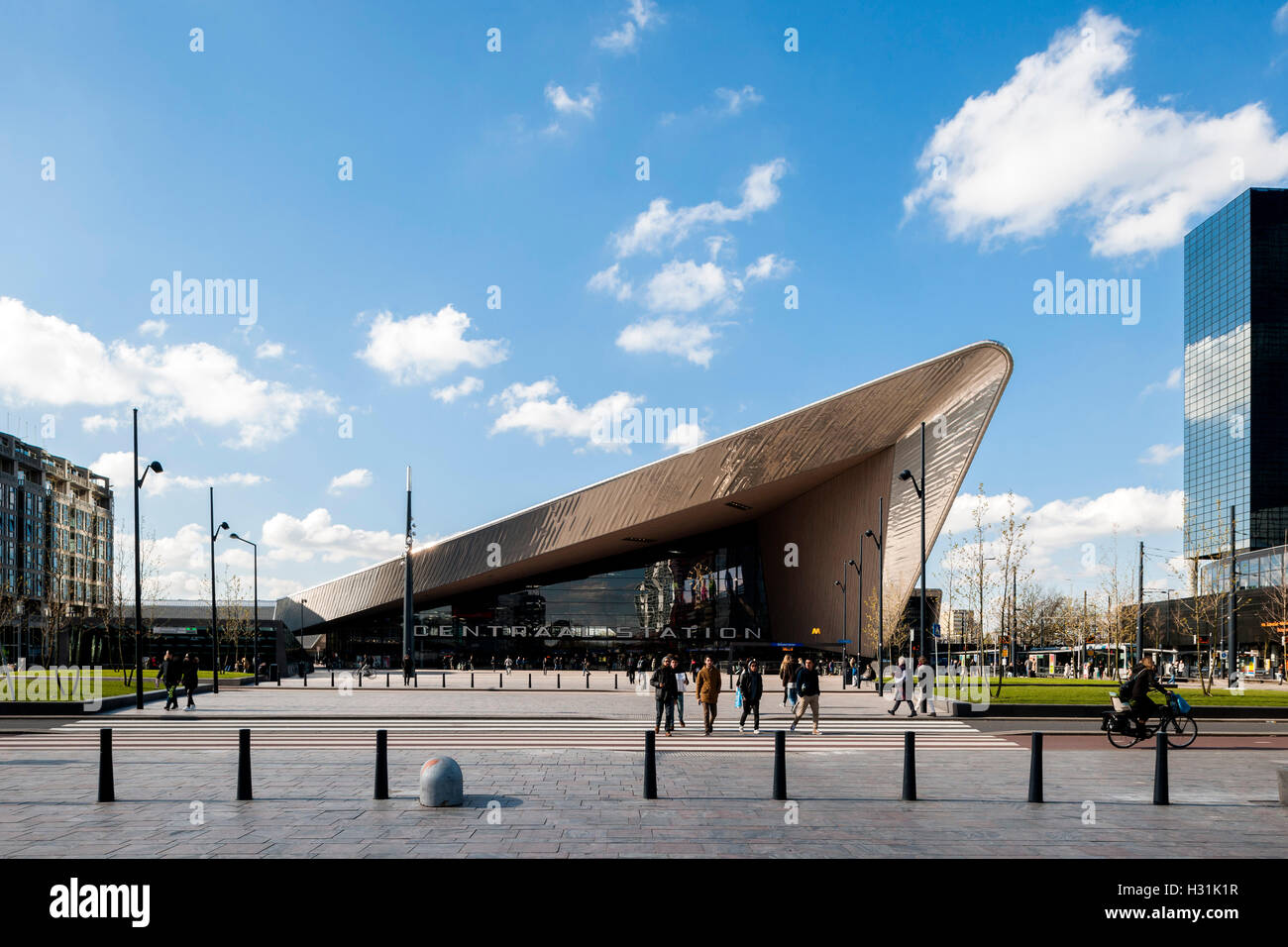 Distanza centrale vista della piazza pubblica e angolari in metallo rivestito con tettoia pedoni. Centraal Station, Rotterdam, Paesi Bassi. Foto Stock