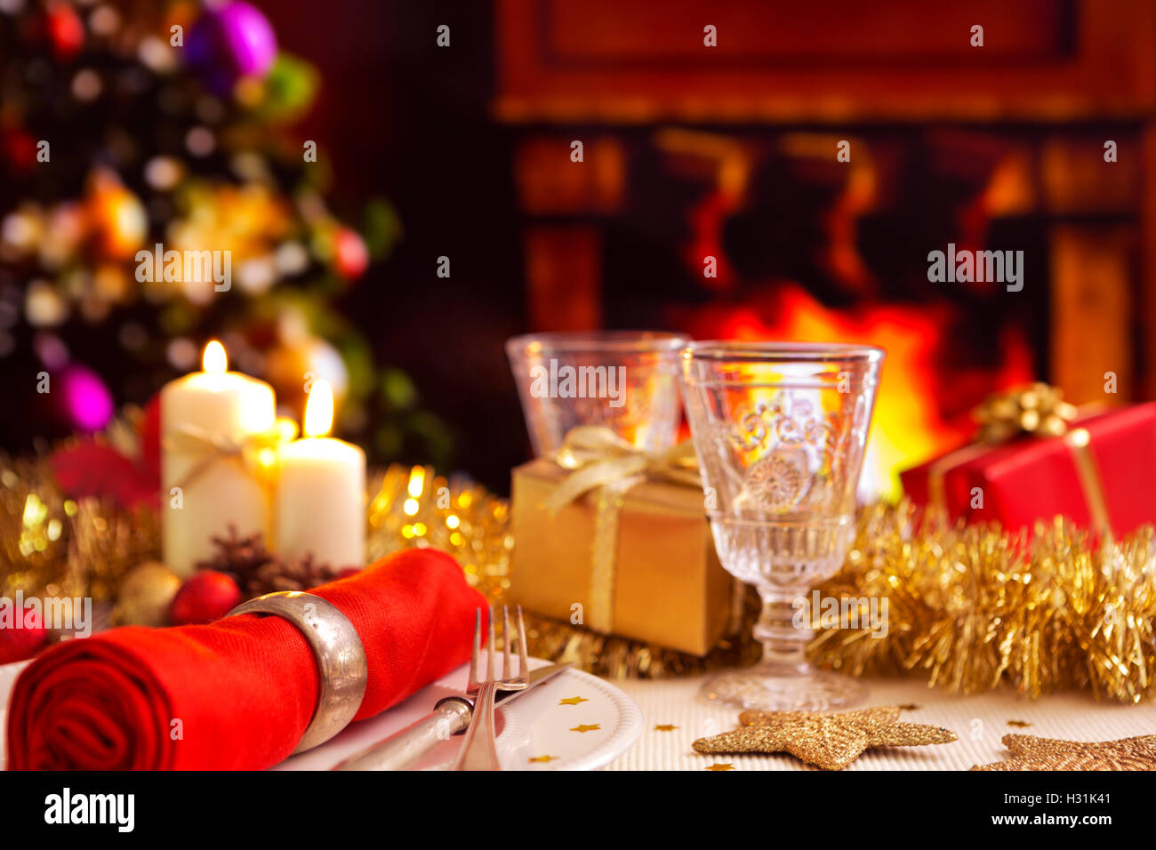 Immagini Romantiche Di Natale.Una Romantica Cena Di Natale Messa In Tavola Con Candele E Decorazioni Di Natale Un Fuoco Brucia Nel Caminetto E Christm Foto Stock Alamy