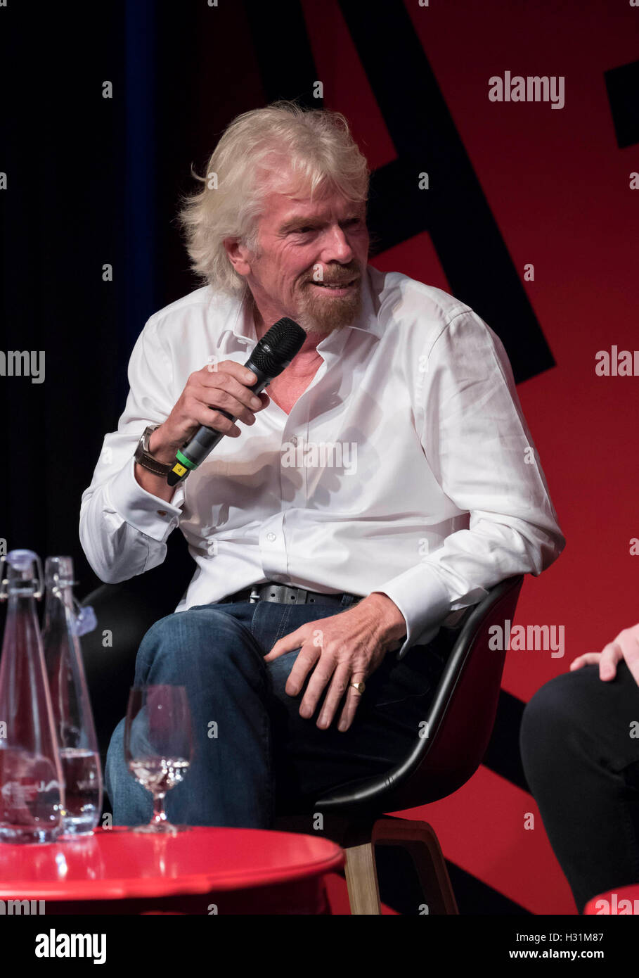Sir Richard Branson parla alla Virgin Disruptors Conference, che discute di innovazione e cambiamento nel mondo degli affari, al Mermaid Theatre, a Londra. Foto Stock