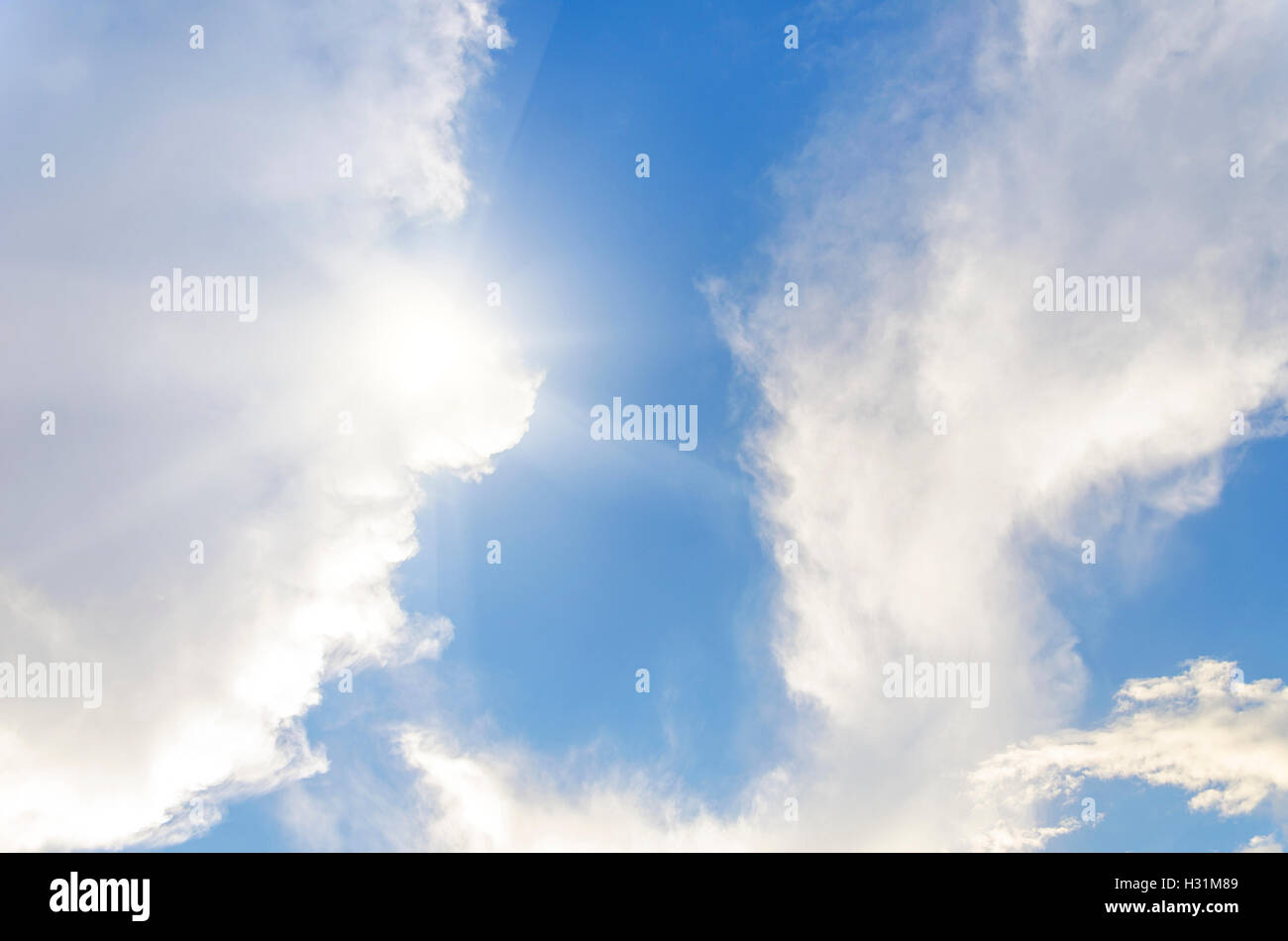 Le nuvole nel cielo in una giornata di sole. Foto Stock