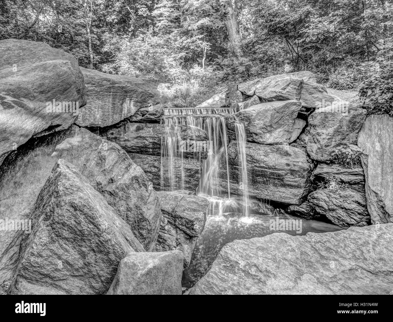 Il Central Park di New York City la cascata nel Northwoods in estate Foto Stock