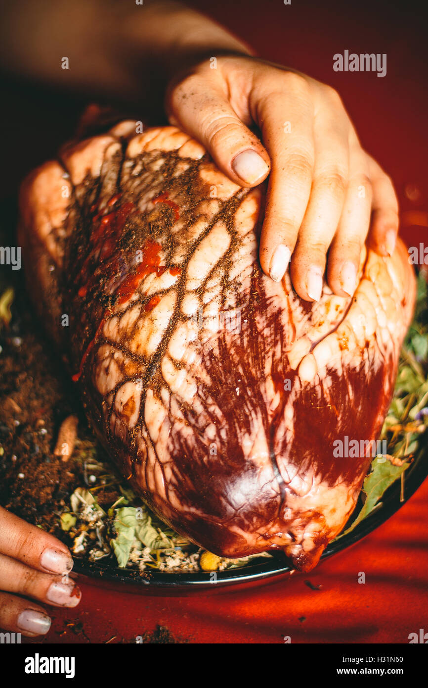 Rito magico con cuore bovino Foto Stock