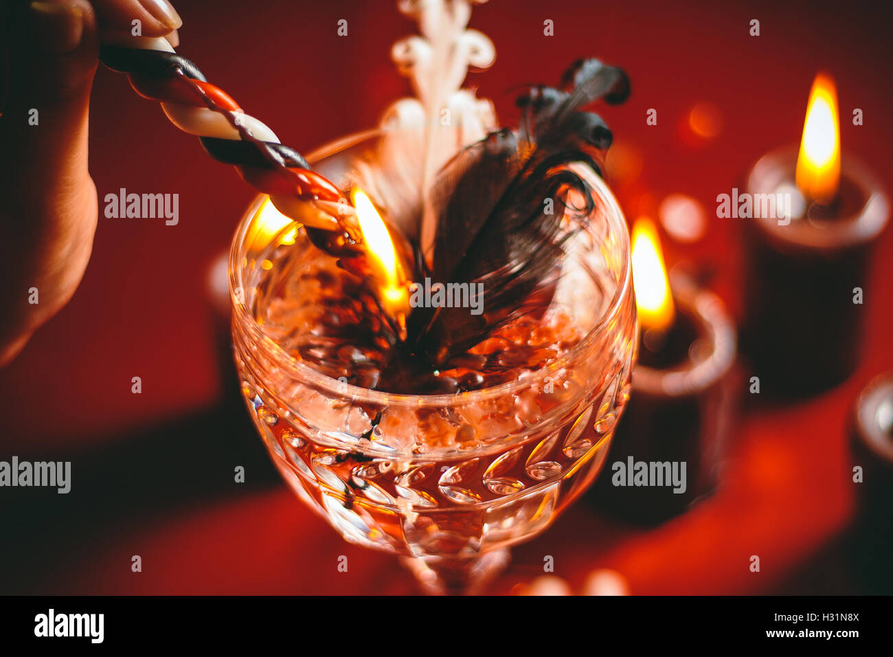 Strega detiene candela divinazione Foto Stock