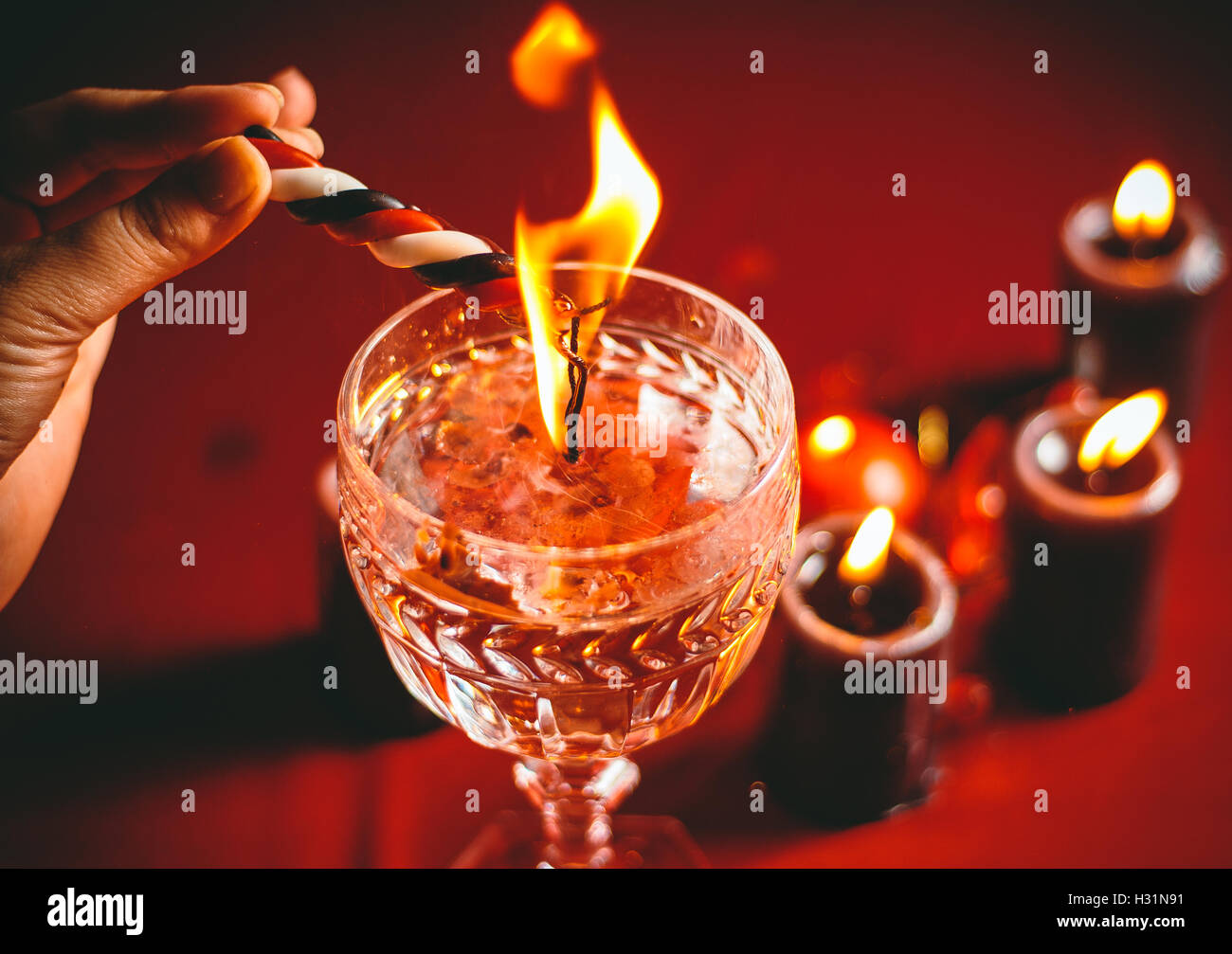 Strega detiene candela divinazione Foto Stock