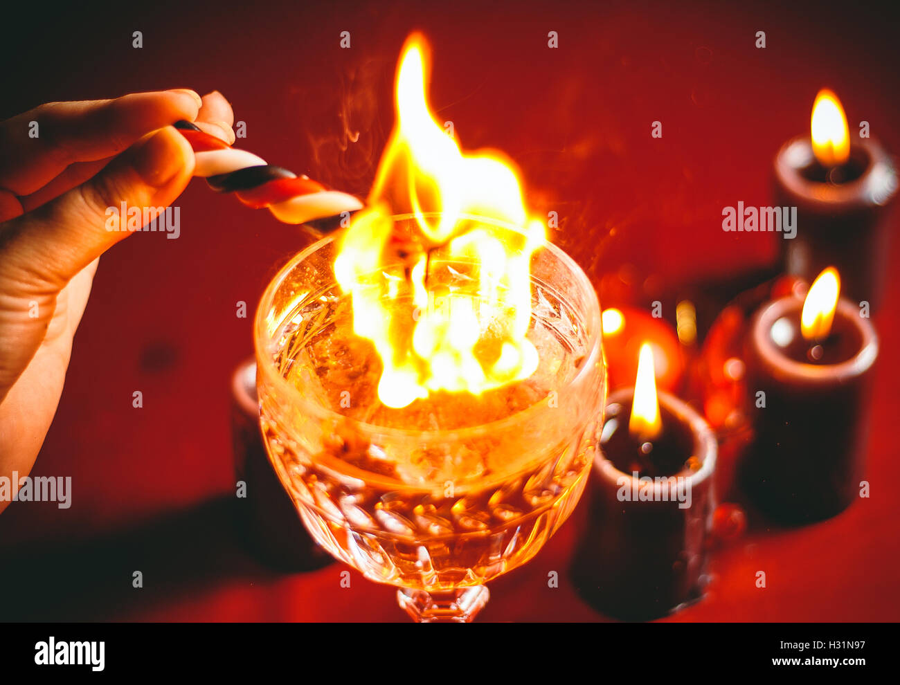 Strega detiene candela divinazione Foto Stock