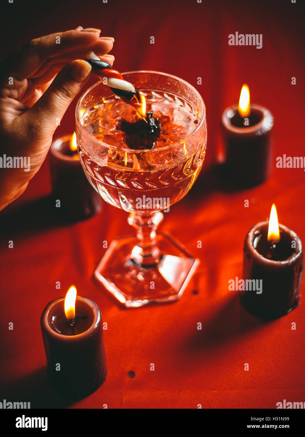 Strega detiene candela divinazione Foto Stock