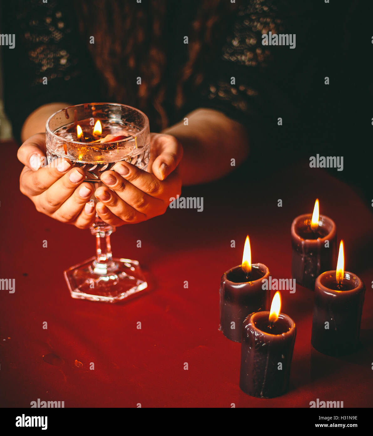 Strega detiene candela divinazione Foto Stock