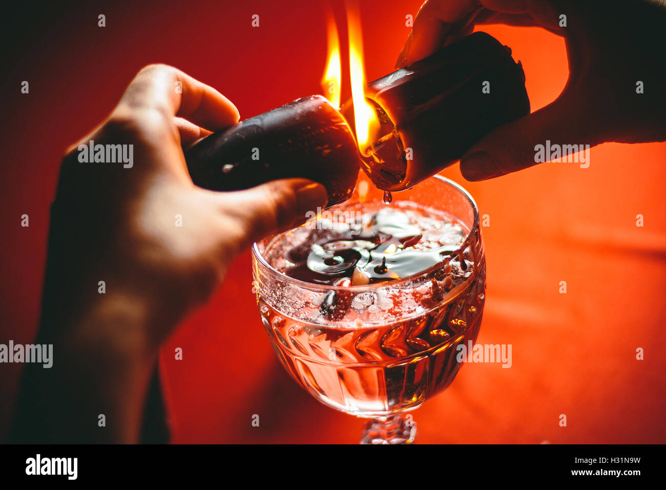 Strega detiene candela divinazione Foto Stock