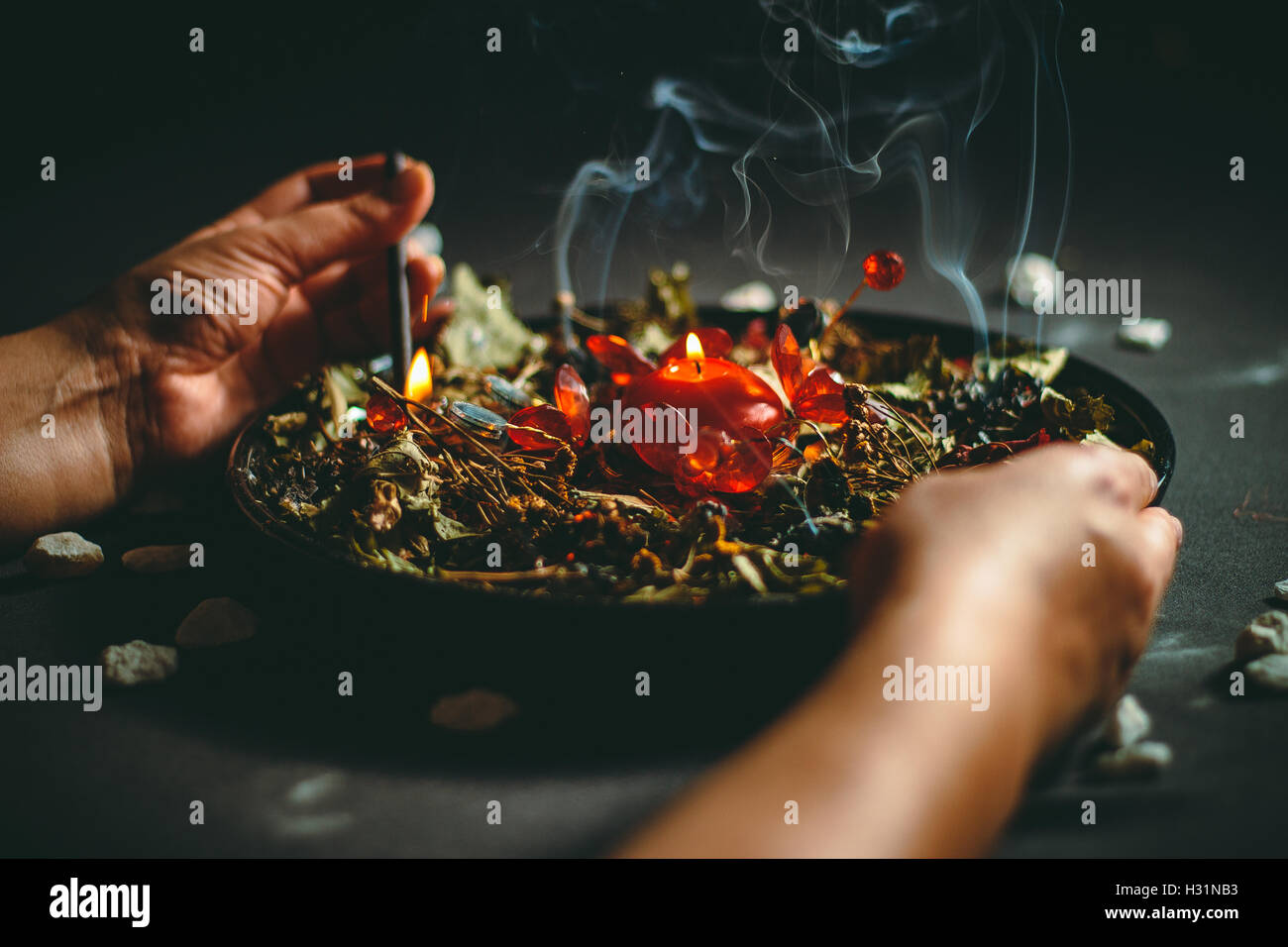 Una strega detiene un rituale di amore Foto Stock