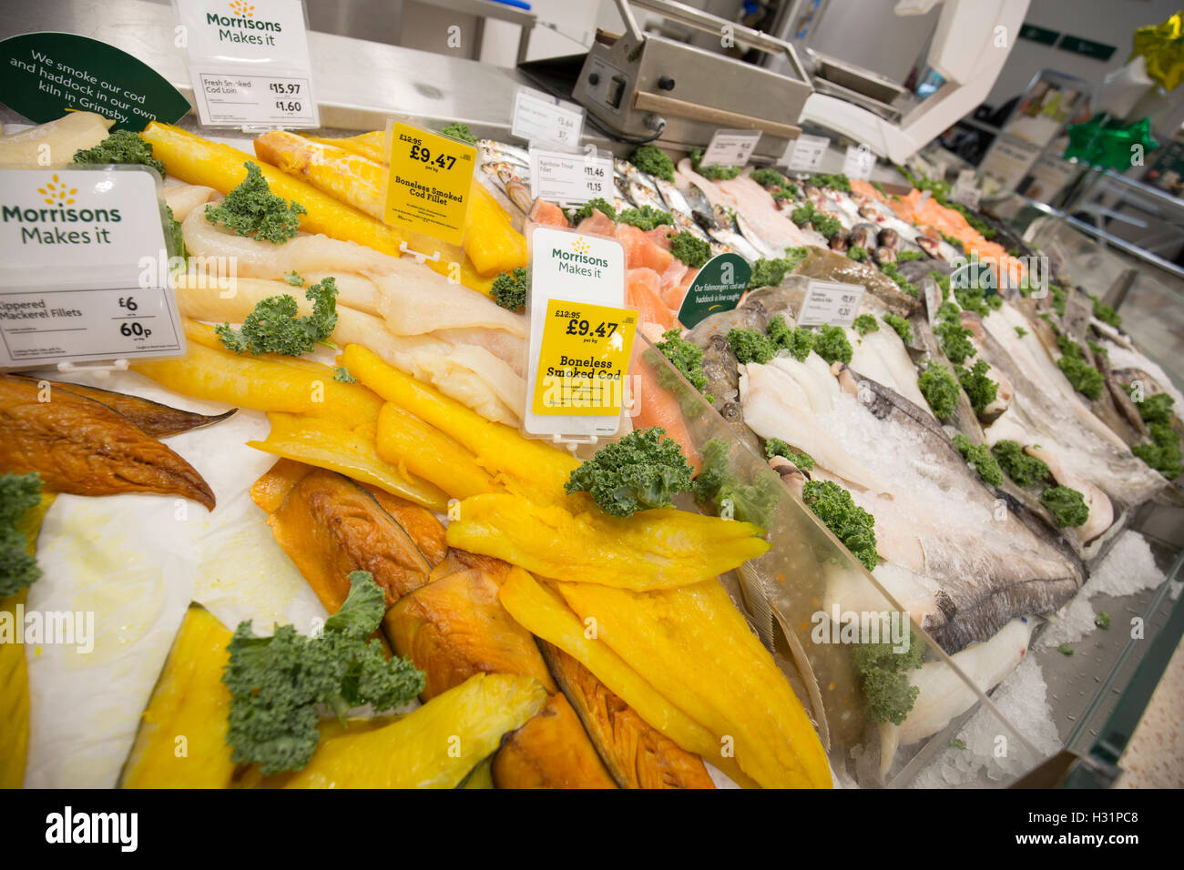 Contatore di pesce in un supermercato Morrisons Foto Stock