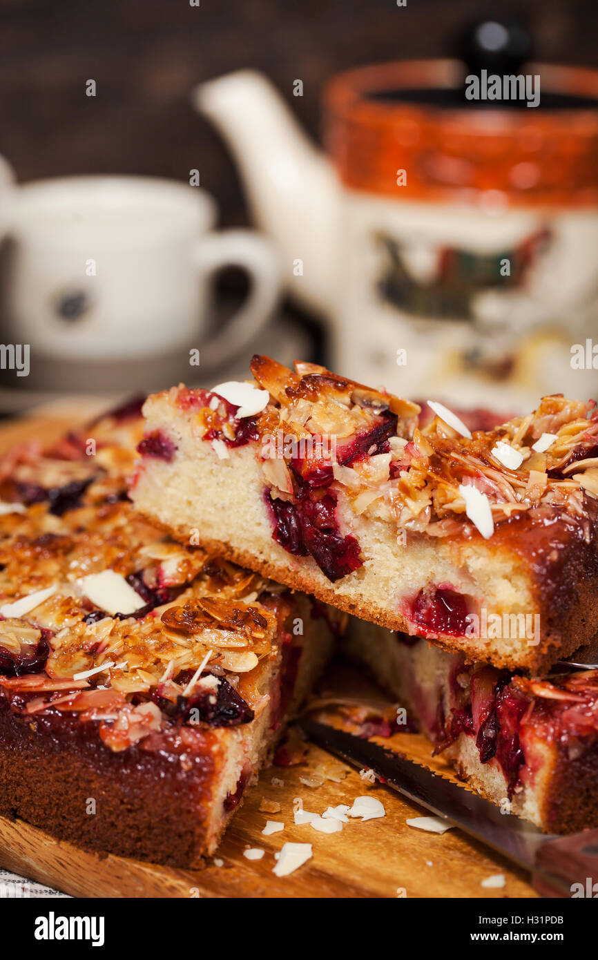 Freschi e deliziosi in casa crumble torta di prugne Foto Stock