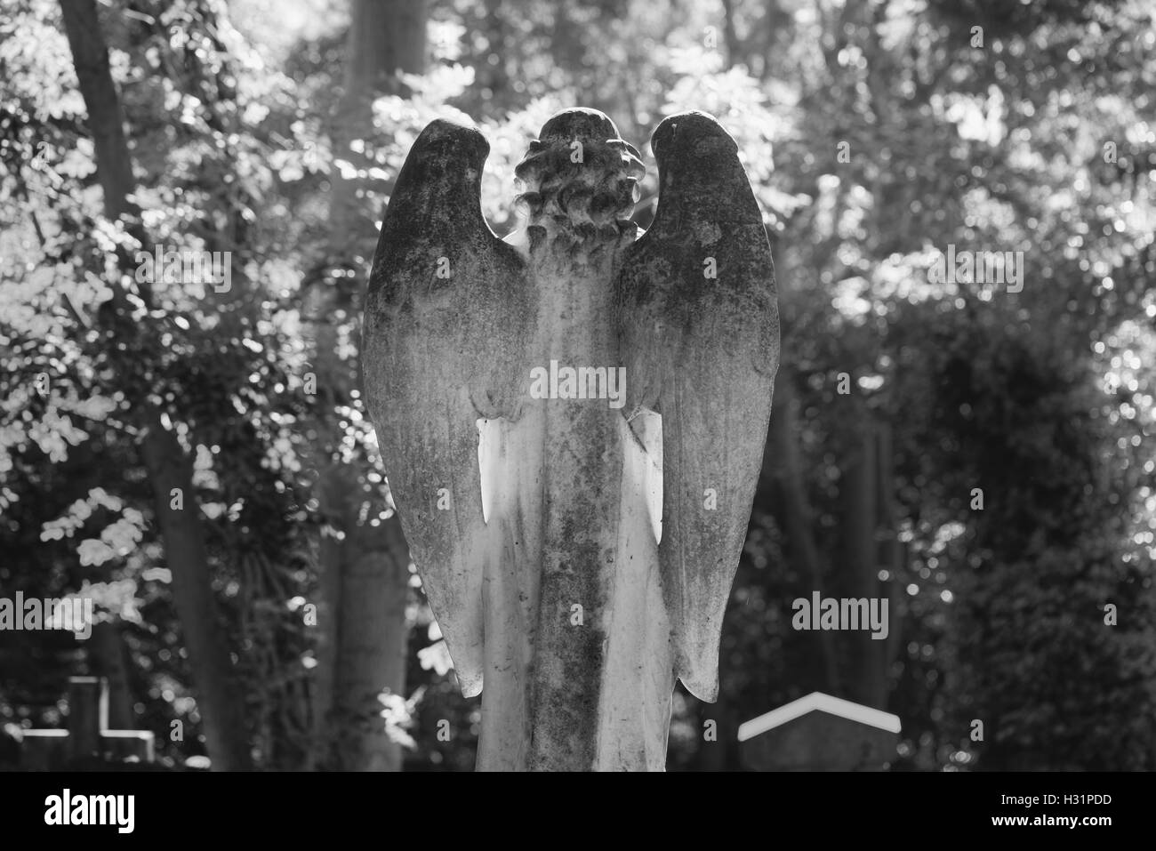 Angelo lapide lapide presso il cimitero di Highgate East di Londra, Inghilterra. Foto Stock