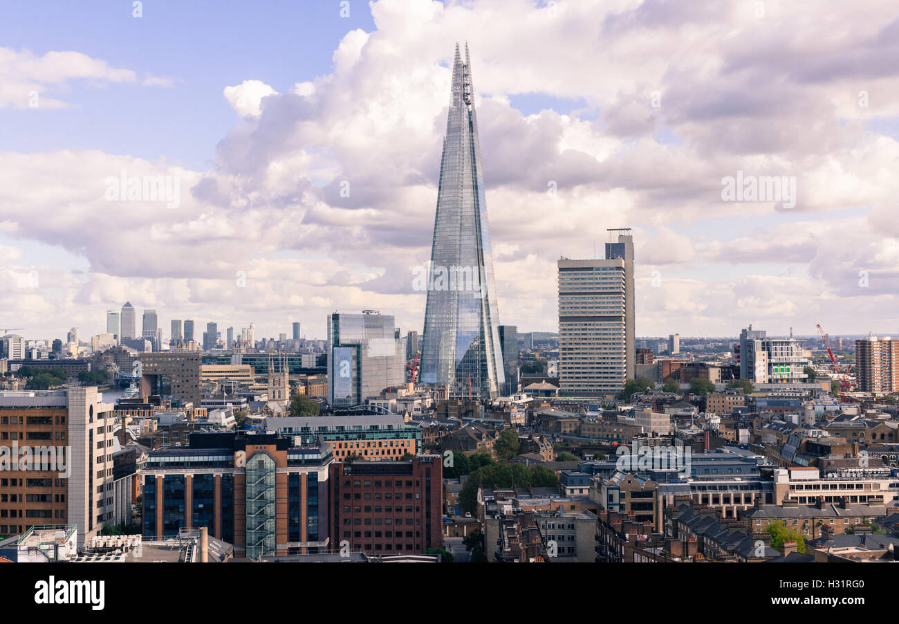 La Shard e ragazzo Ospedale con Canary Wharf in distanza. Preso dalla Tate Modern interruttore nuovo edificio piano superiore terrazza Foto Stock