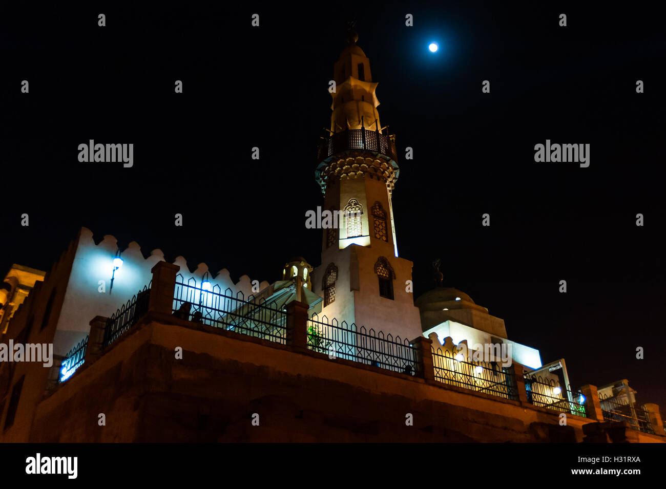 L'Egitto. Tempio di Luxor è un grande complesso templare fondata nel 1400 BC. L'Abu el-Haggag moschea dentro il tempio, al chiaro di luna. Foto Stock