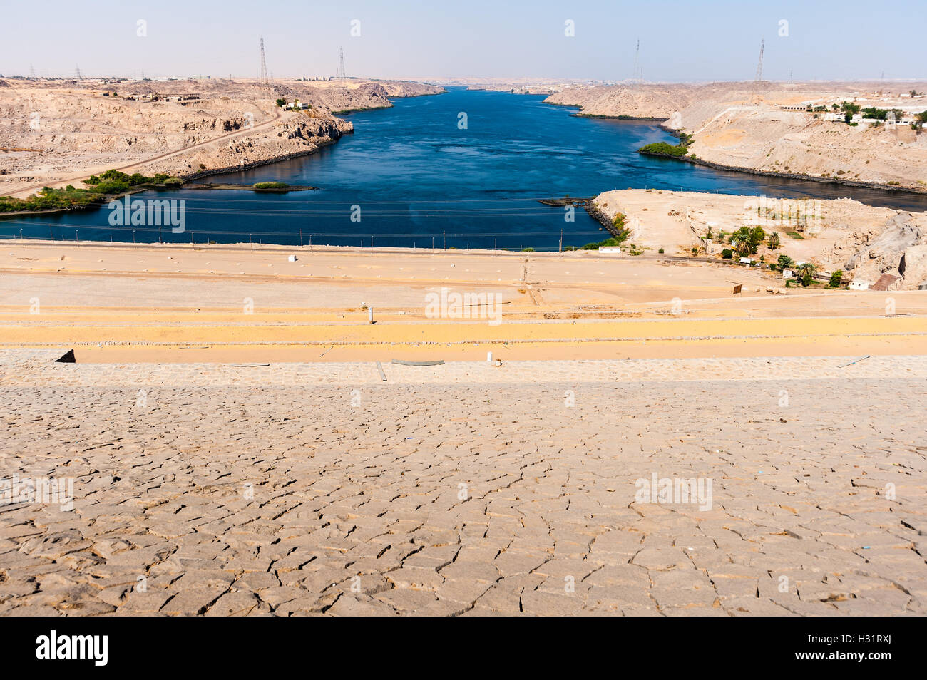 L'Egitto. La diga di Assuan è una diga in materiale sciolto, situato tra il fiume Nilo. Foto Stock