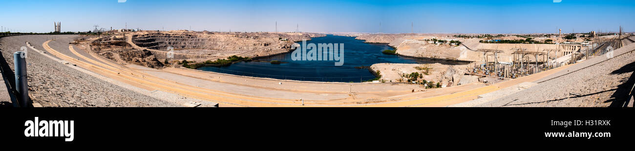 L'Egitto. La diga di Assuan è una diga in materiale sciolto, situato tra il fiume Nilo. Vista Panorama. Foto Stock