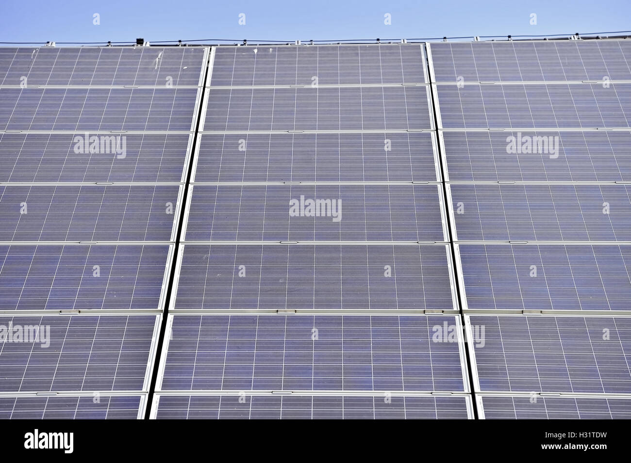 Sul tetto della casa con fonti di energia solare e termica dei pannelli fotovoltaici Foto Stock