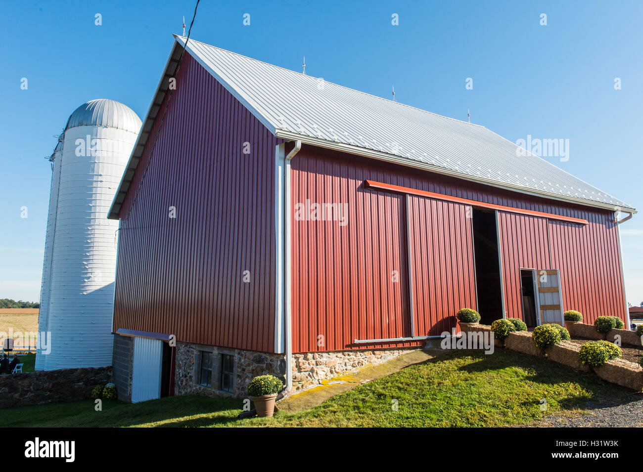 Granaio rosso in una fattoria a Mike e Alison Amoss Nozze in Fallston, MD. Foto Stock