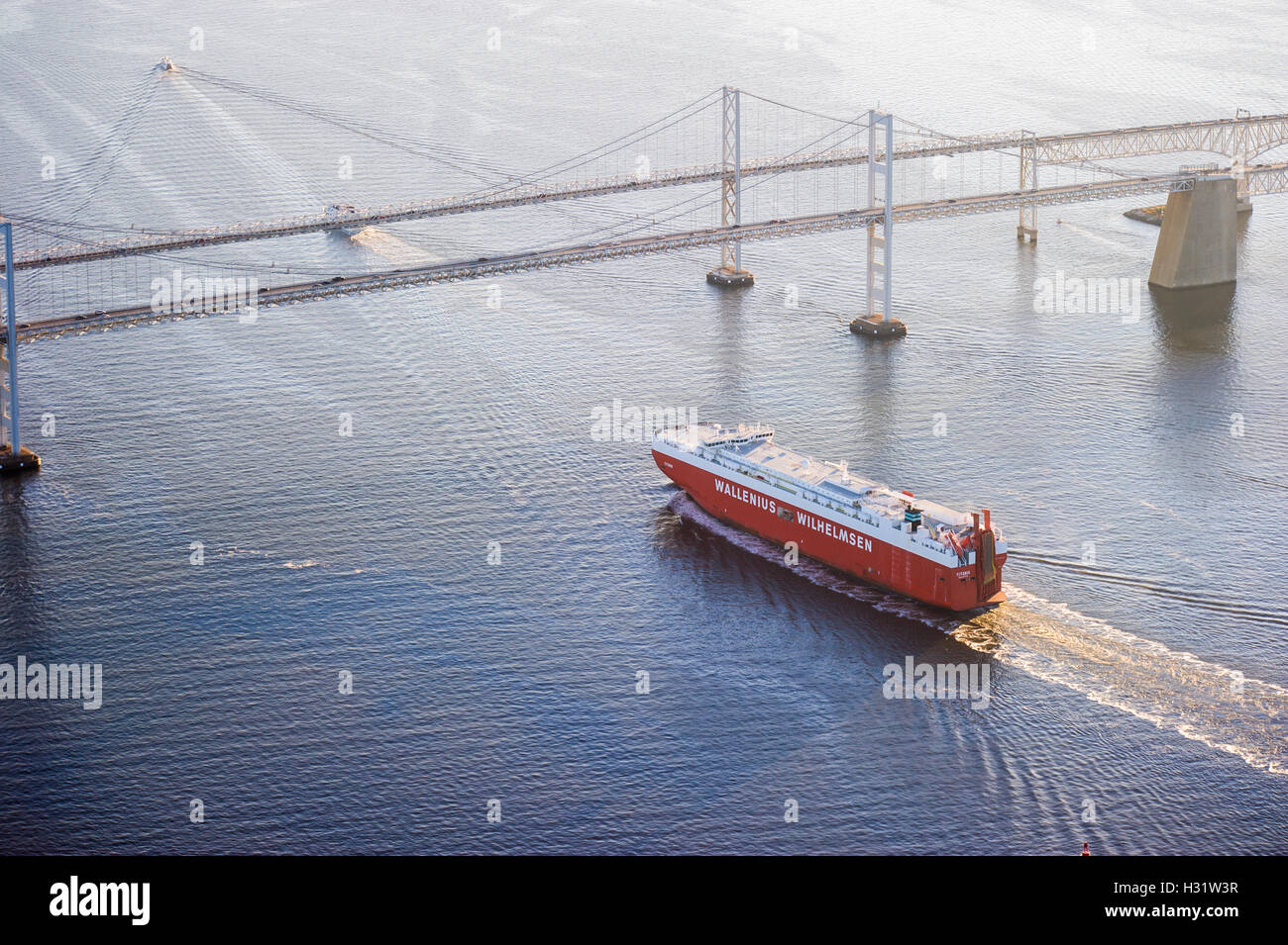 Vista aerea di una barca che va sotto la Chesapeake Bay Bridge in Maryland Foto Stock