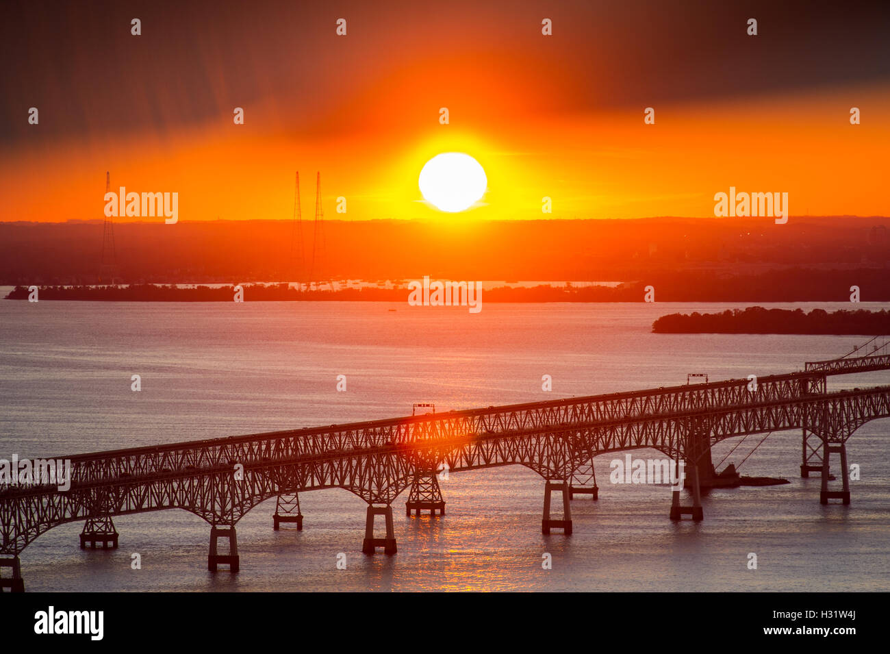 Tramonto dietro la Chesapeake Bay Bridge in Maryland Foto Stock