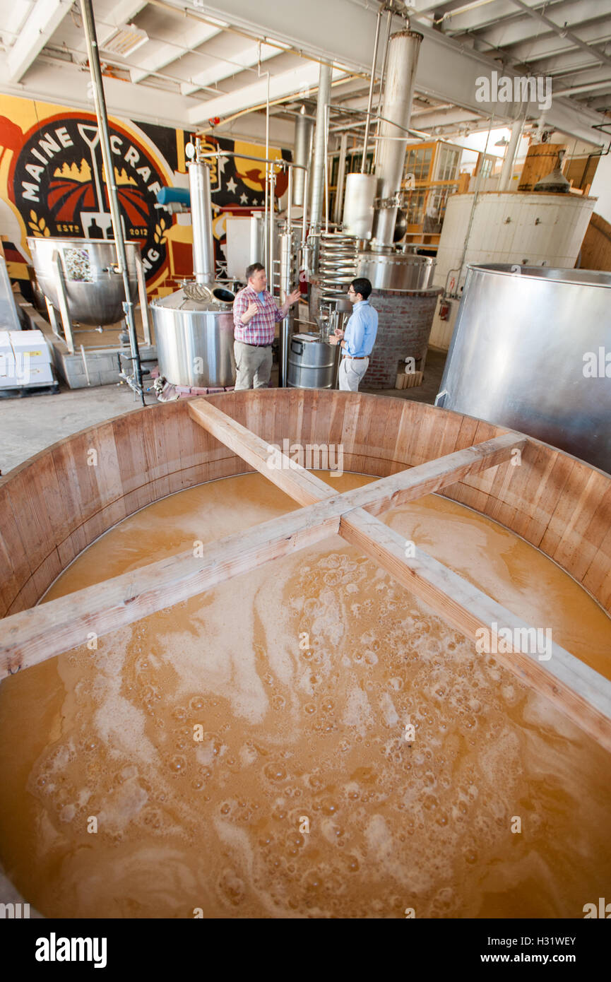 Fermentazione in legno serbatoio ad una distilleria in Portland, Maine. Foto Stock