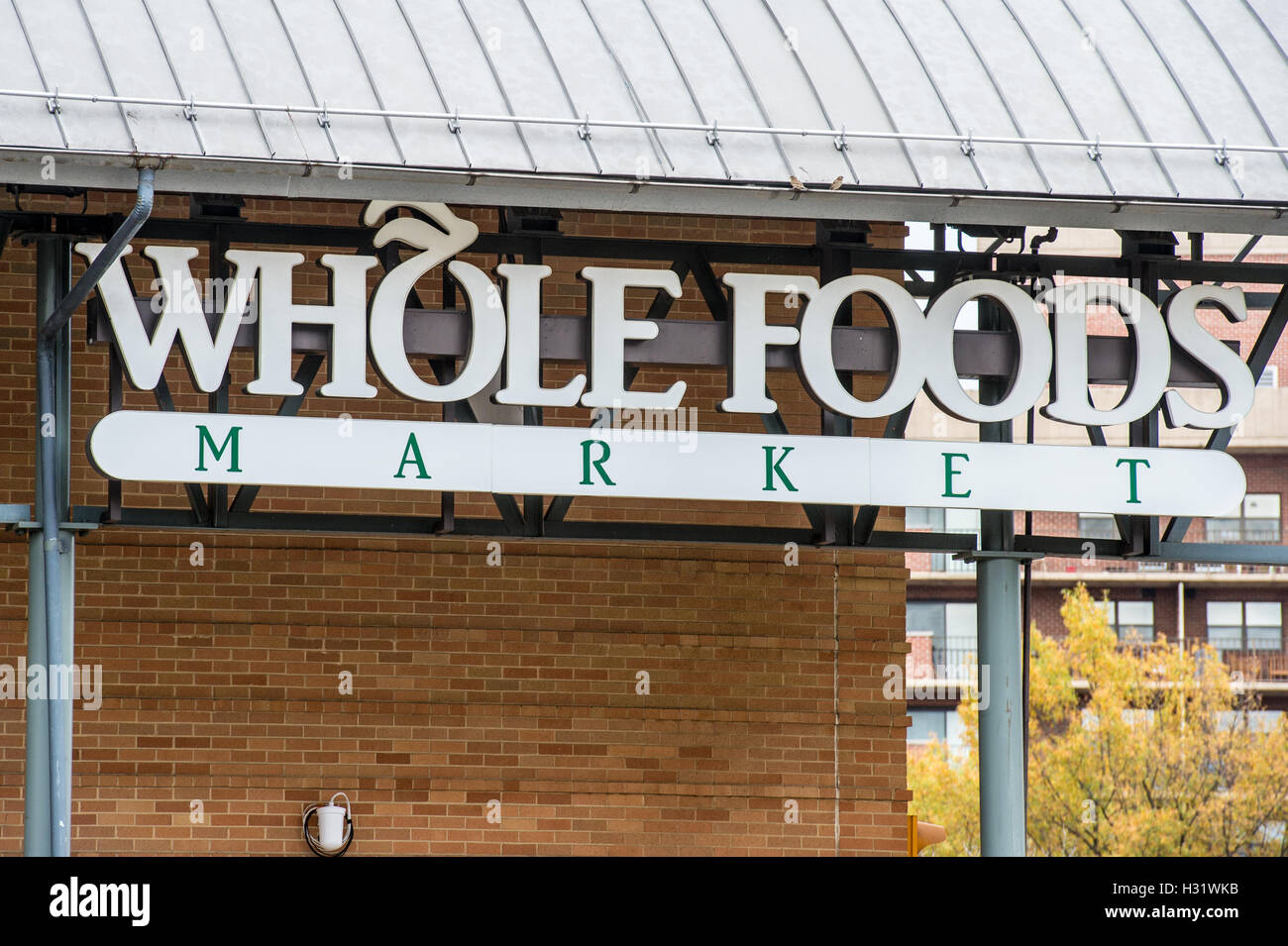 Segno di Whole Foods Market esterno in Arlington, Virginia. Foto Stock