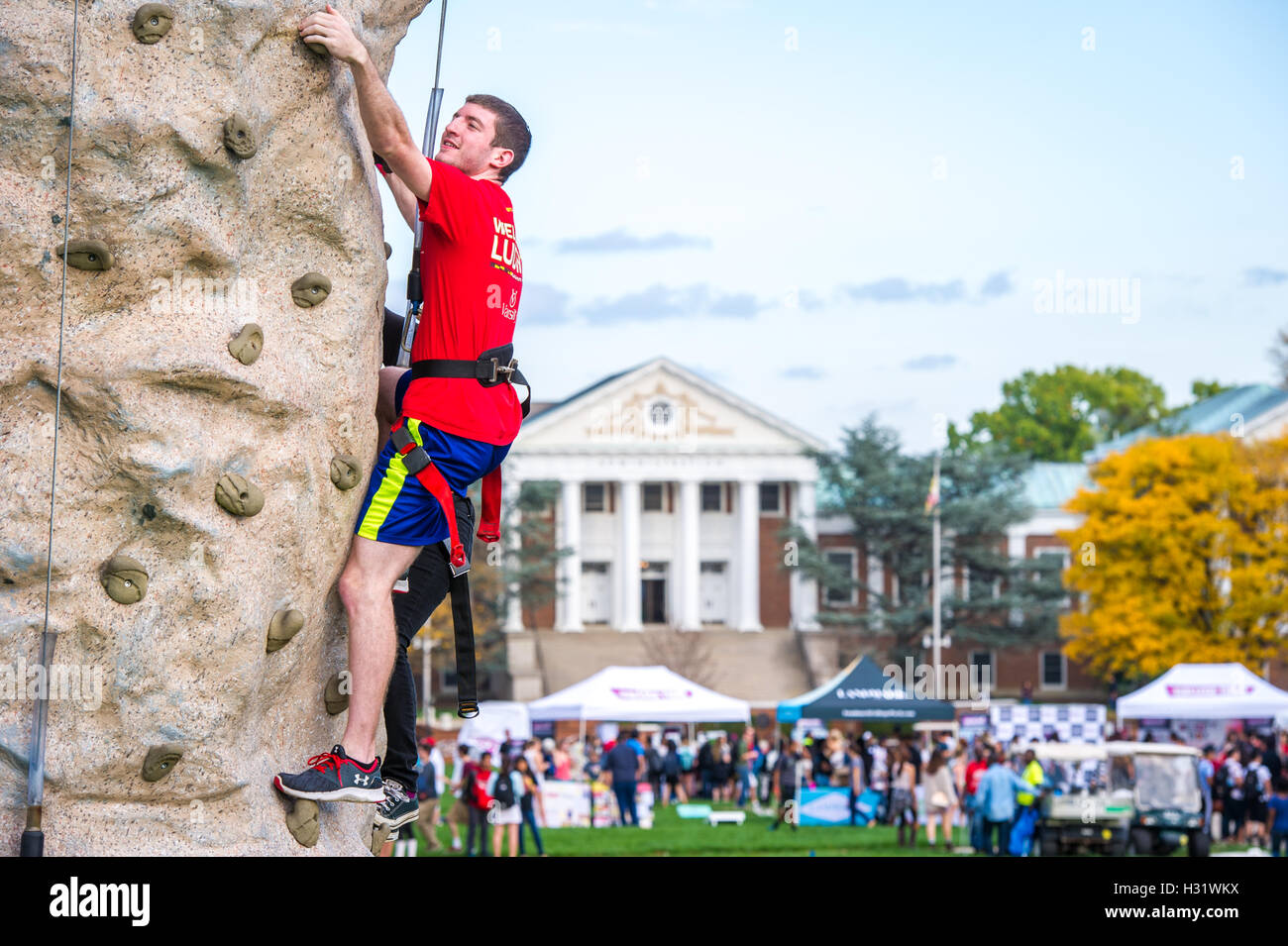 Gli studenti arrampicata su roccia al di fuori dell Università di Maryland College Park. Foto Stock