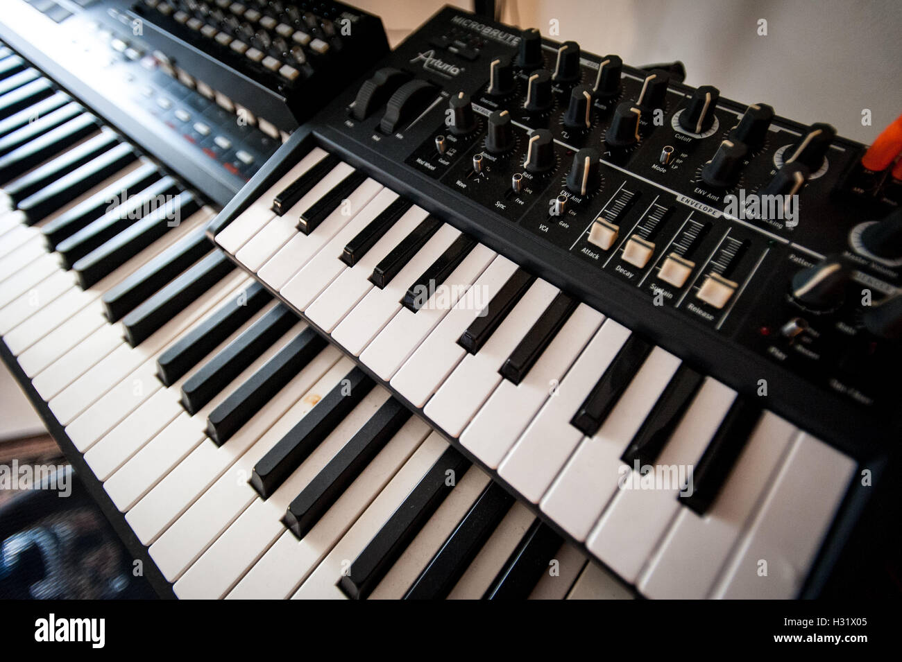 Le tastiere in un DJ studio Foto Stock