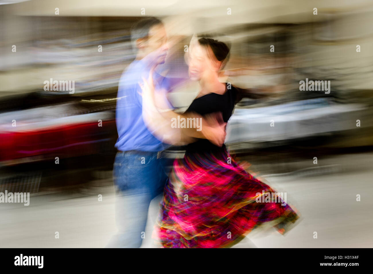 Immagine sfocata di gente a ballare Foto Stock