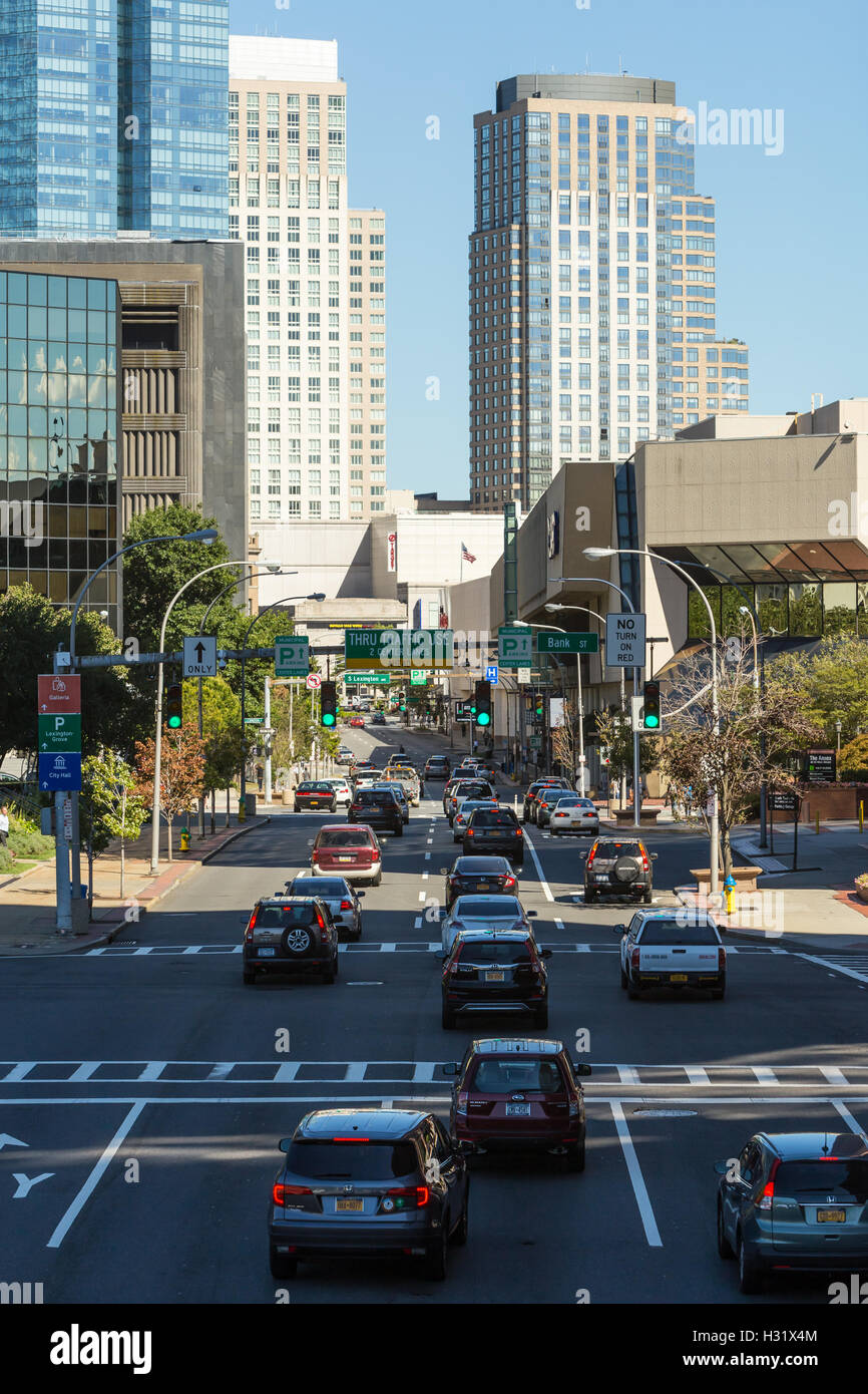 Il traffico di mezzogiorno di testine per l'area del centro cittadino di White Plains, New York. Foto Stock