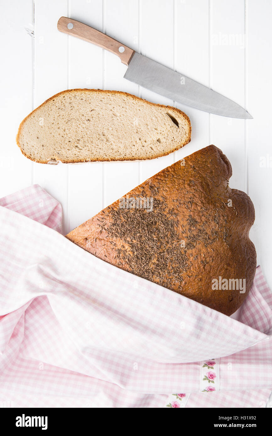 Fette di pane bianco sul tavolo. Vista dall'alto. Foto Stock