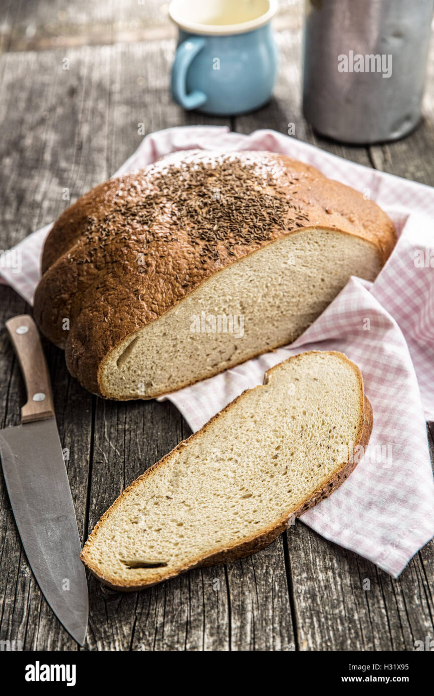 Fette di pane sul vecchio tavolo in legno. Foto Stock