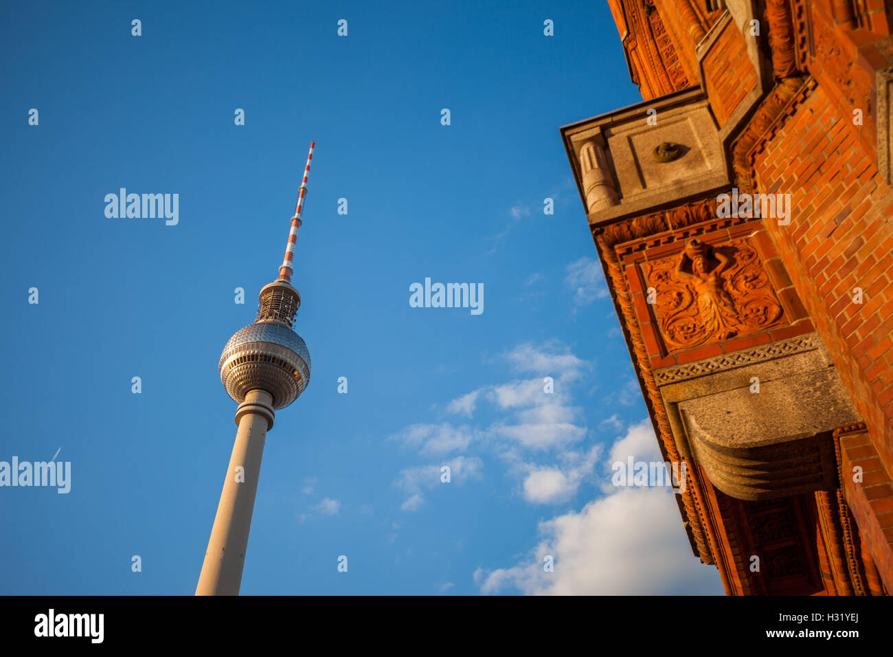Ampio angolo di visione del Rotes Rathaus e Fernsehturm (torre della TV), Berlino Foto Stock
