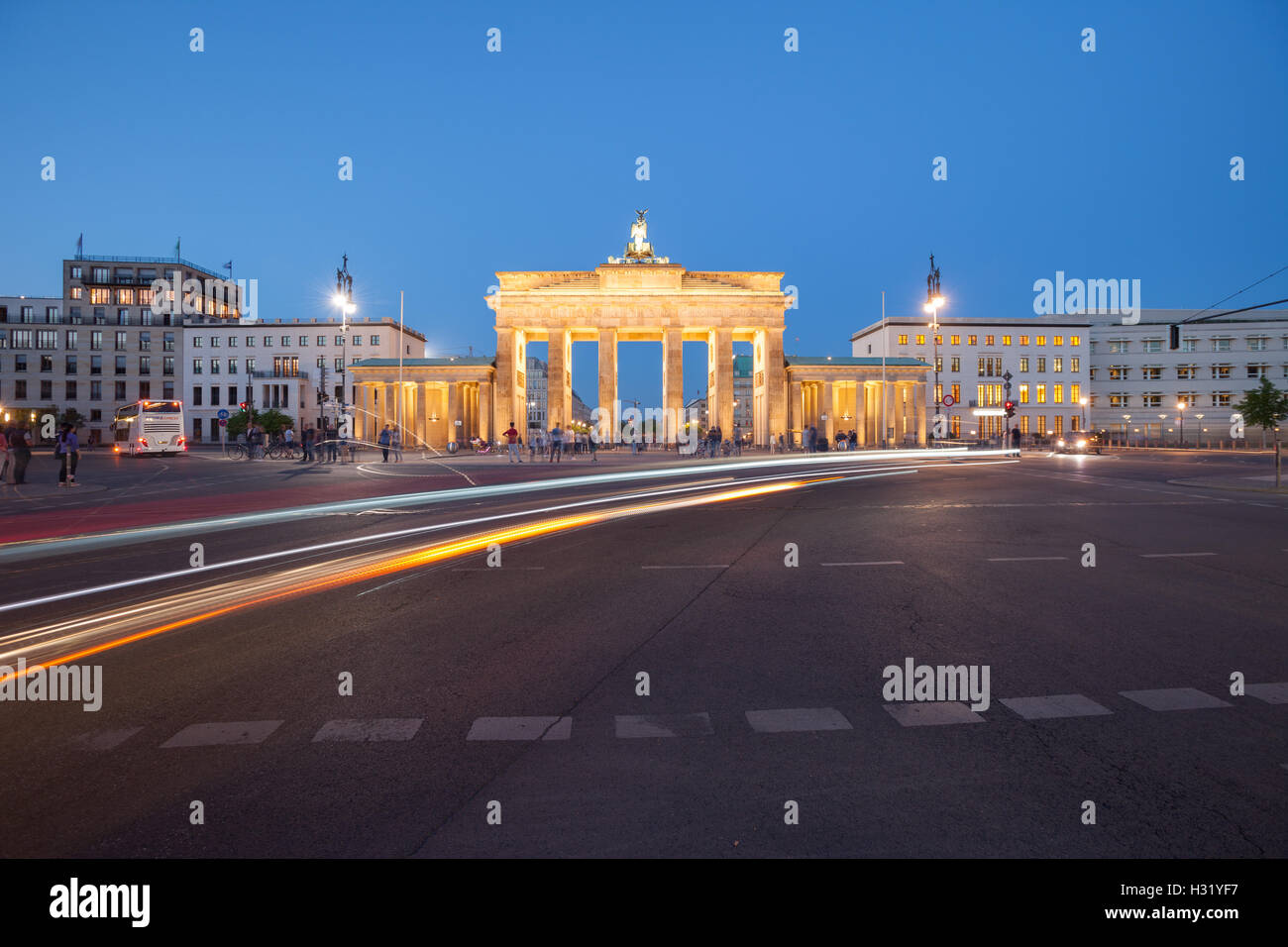 Di Berlino e Porta di Brandeburgo al crepuscolo con velocizzando il semaforo sentieri Foto Stock