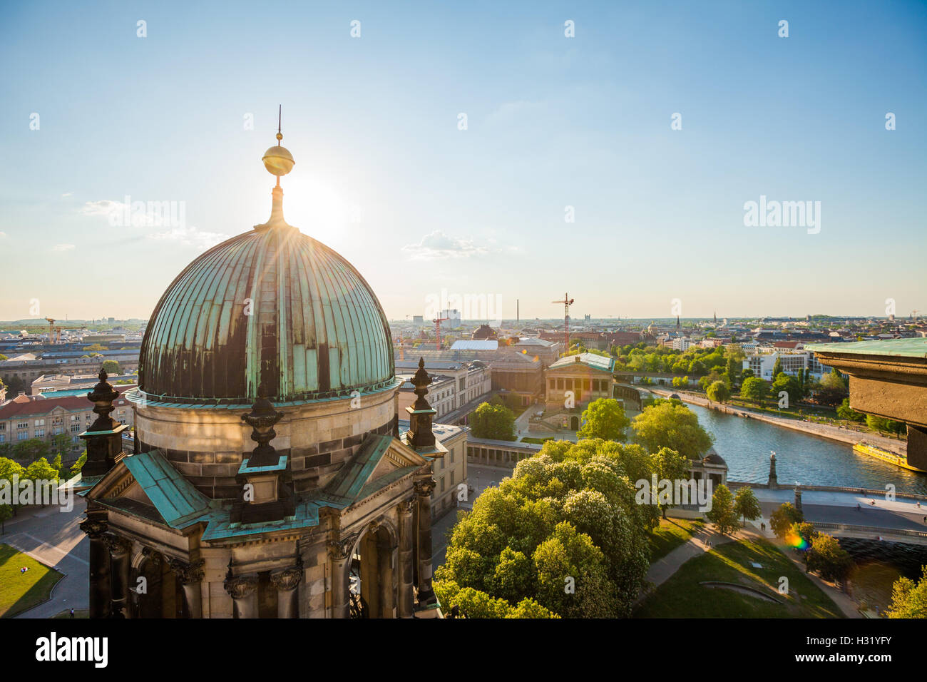 Il Berliner Dom e il fiume Sprea con bright sun Foto Stock