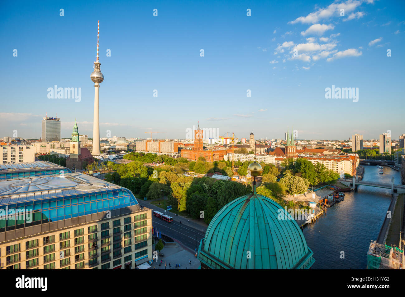 Vista su Berlino alexanerplatz con Rotes Rathaus e il fiume Sprea Foto Stock