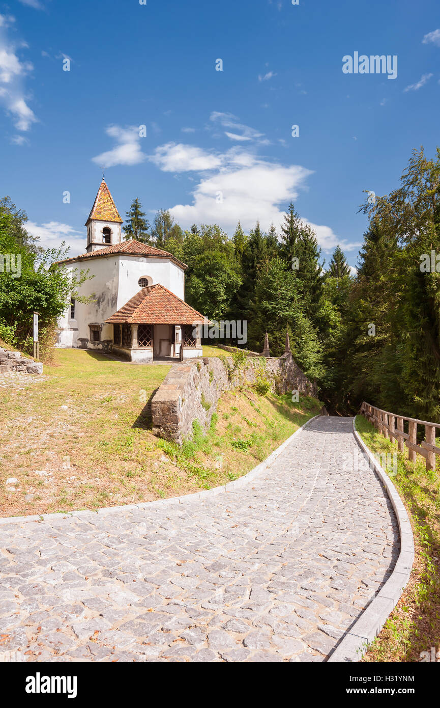 Piccola chiesa del 14 secolo alpi friulane, Italia. Foto Stock