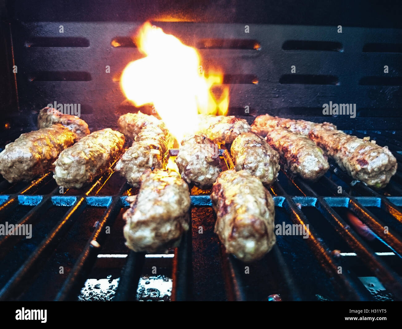 Tritare rotoli cevapcici alla griglia, il fuoco selettivo Foto Stock