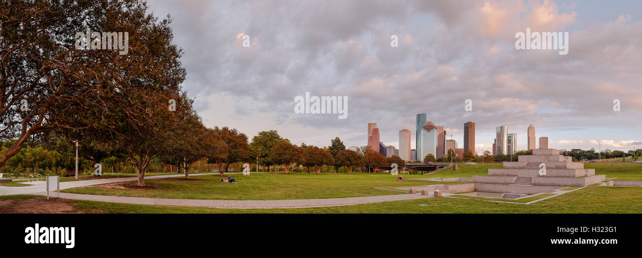 Panorama del centro cittadino di Houston e Police Memorial - Houston Texas Foto Stock