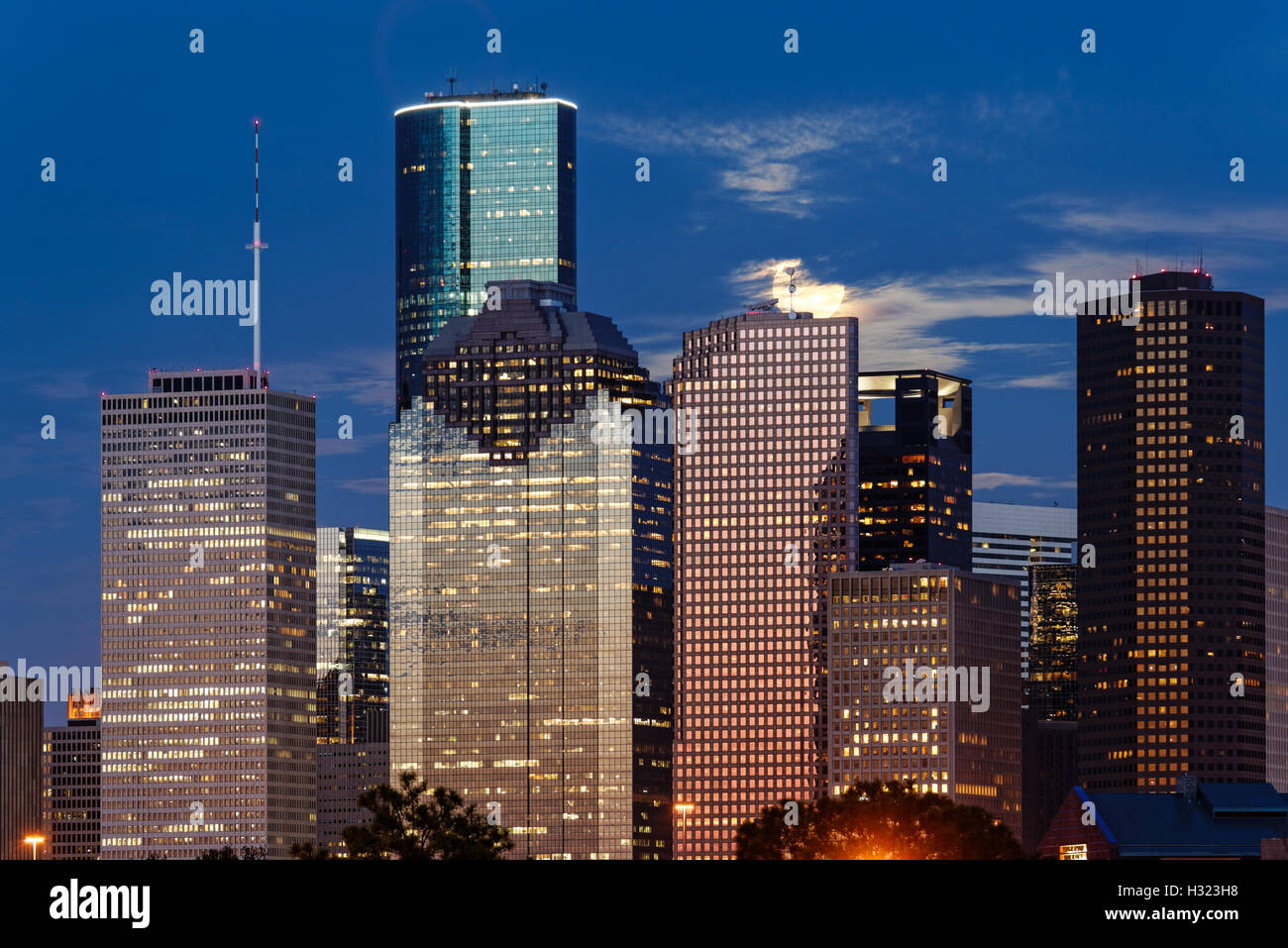 Aumento della Super Luna dietro il centro cittadino di Houston Skyline - Houston Texas Foto Stock